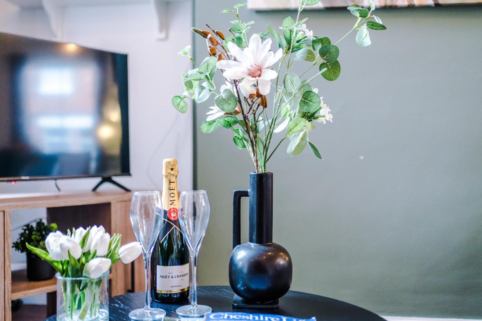 New! Stunning 2-Bed City-Centre Home In Chester By 53 Degrees Property - Ideal For Couples & Groups - Sleeps 6! エクステリア 写真